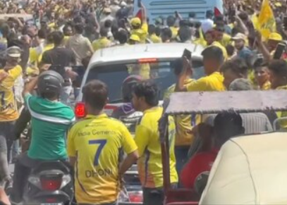 Dhoni Craze Turns Dangerous in Vadodara: Youths Risk Lives for a Selfie!